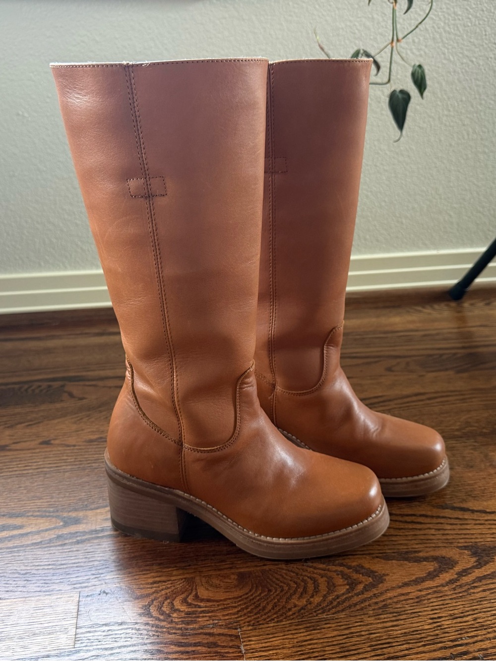 Brown Dingo Women’s Vagabond Campus Boots size 7.5